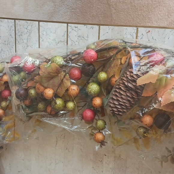 Harvest berrie,leaf, & pinecone Garland ,4 FT., NEW IN BOX,,By Valeri/Qvc - Picture 4 of 11